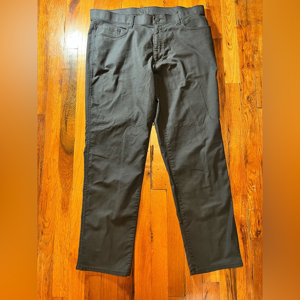 HAGGAR Men’s 36/30 IN MOTION Straight leg 365 5-Pocket Pants